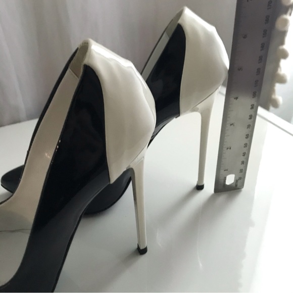 1969 Made in Italy Split Black/White Patent Leather Heels - Picture 8 of 9